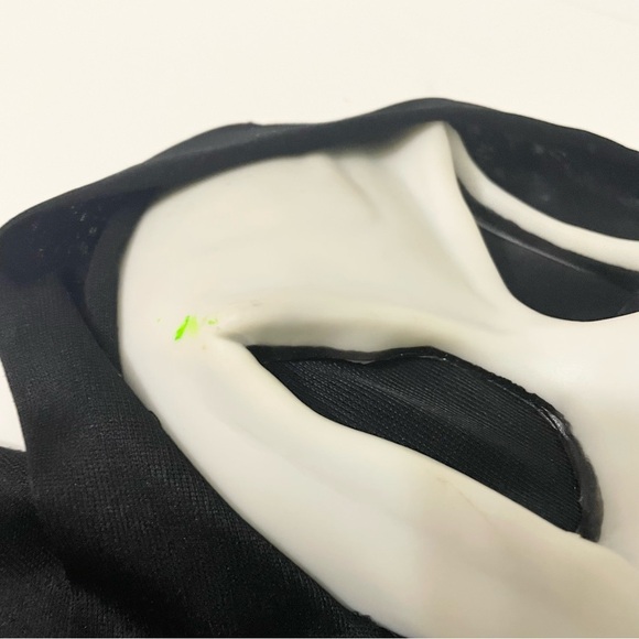 Scream Smiling Ghost Face Mask Fun World Div Glow in the Dark Halloween - Picture 8 of 16